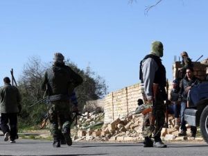 ثوار سابقون مسلحون ينتشرون خلال اشتباكات في احدى ضواحي طرابلس 
