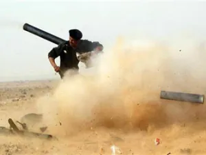 متظاهرون في مدينة تعز اليمنية يوم 13 يونيو حزيران 2011 يطالبون بتنحي الرئيس علي عبد الله صالح وتشكيل مجلس انتقالي.
