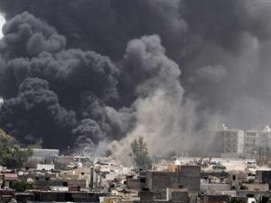 دخان يتصاعد في طرابلس يوم الثلاثاء عقب غارة لحلف الاطلسي 
