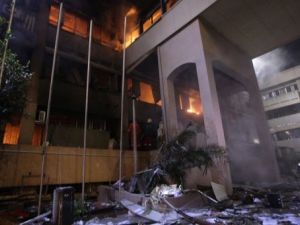 النيران تشتعل باحد المباني في طرابلس اثر القصف الذي شنه الحلف الاطلسي