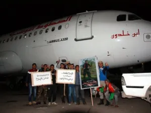 ليبيون يمنعون طائرة الخطوط الجوية التونسية من الاقلاع في مطار معيتيقة 
