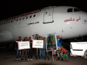 ليبيون يمنعون طائرة الخطوط الجوية التونسية من الاقلاع في مطار معيتيقة 
