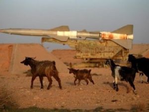 مجموعة من الماعز قرب صاروخ سام ارض جو في قاعدة عسكرية مهجورة في طبرق شرق ليبيا

