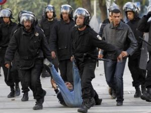 ارشيف/قوات امن تعتقل متظاهرا في تونس