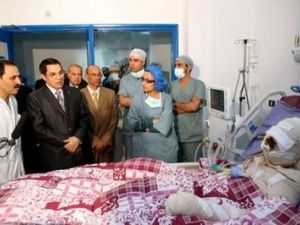 صورة وزعتها الرئاسة التونسية وتظهر الرئيس التونسي خلال زيارة البوعزيزي في المستشفى عقب احراقه نفسه
