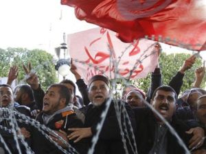 تونسيون يرددون هتافات اثناء مظاهرة للمطالبة برحيل ضباط الشرطة الفاسدين
