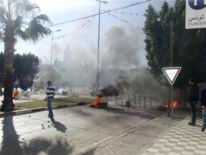 اضطرابات بين الشرطة ومتظاهرين بالقرب من سيدي بوزيد في تونس 