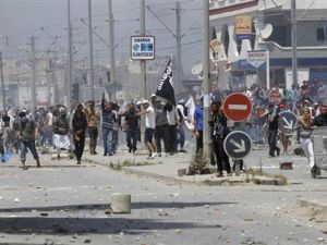 مؤيدو جماعة انصار الشريعة خلال اشتباكات مع الشرطة في تونس العاصمة
