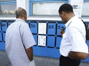 تونسيان يقرءان ملصقات انتخابية