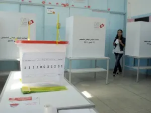 تونسية تشارك في التدريب على الانتخاب في تونس
