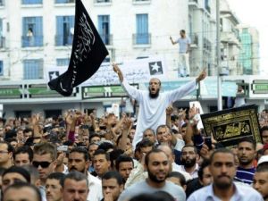 تظاهرة امام مقر شبكة نسمة التلفزيونية في تونس 
