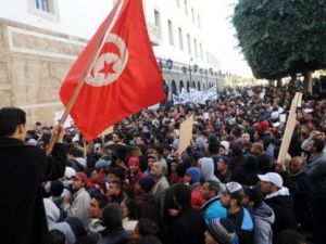 تونسيون يتظاهرون امام القصر الحكومي