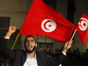 احد انصار حركة النهضة الاسلامية يحتفل بفوز الحركة في تونس العاصمة 
