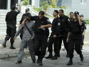 عناصر من قوات الامن تعتقل احد الاسلاميين الذين شاركوا في الهجوم على تلفزيون نسمة التونسي
