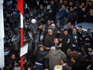 مواجهة بين الشرطة ومتظاهرين في تونس