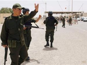 جنود تونسيون عند المنطقة الحدودية مع ليبيا
