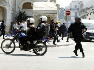 شرطة مكافحة الشغب تفض احتجاجا مناهضا للحكومة في تونس العاصمة
