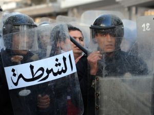 قوات تونسية تقمع المتظاهرين 