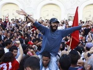 متظاهرون يرددون هتافات تطالب برحيل الائتلاف الحاكم الذي يقوده الاسلاميون في شارع الحبيب بورقيبة بوسط العاصمة التونسية
