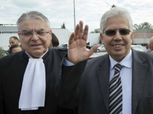 حبيب القزدغلي الى اليمين مع محاميه