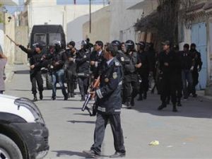 الشرطة تتصدى لمحتجين في تونس
