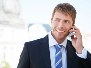 الرجال الذين يتمتعون بأصوات رخيمة وعميقة كانوا أعلى درجة مهنية من أقرانهم الذين يمتلكون أصوات عادية