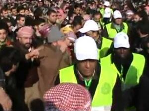 اعضاء في بعثة المراقبين وسط حشود متظاهرين في ادلب