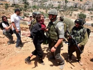 مواجهات بين جنود اسرائيليين وناشطين مؤيدين للفلسطينيين بالضفة