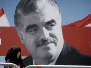 لافتة ضخمة عليها صورة رئيس الوزرا ء اللبناني الراحل رفيق الحريري في وسط بيروت 
