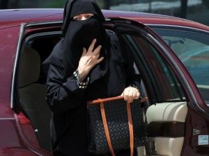 نساء في الشورى السعودي يرفعن توصية بقيادة المراة للسيارة