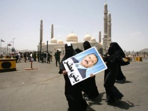 يمنيات يحملن صورا للرئيس علي عبد الله صالح خلال تظاهرة مؤيدة للنظام في صنعاء 
