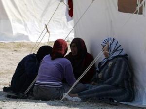 سوريات يجلسن في مخيم للنازحين السوريين في بلدة باقيلم هاتاي التركي على الحدود مع سوريا