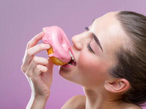 إذا كنت لا تكافىء نفسك ببعض الحلويات سيجعلك ذلك تلجأ إلى الإلتهام