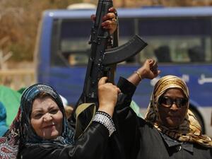 امراة تطلق النار في الهواء خلال حضورها مع نساء اخريات دورة تدريب في مدينة بني وليد شرق طرابلس