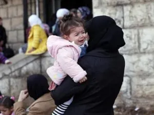 كان يسكن في مخيم اليرموك اكثر من 170 الف نسمة، ولكن معظمهم فروا منذ انتشار المعارك الى المخيم.