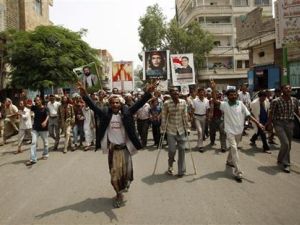 محتجون مناهضون للحكومة يتظاهرون للمطالبة برحيل الرئيس اليمني علي عبد الله صالح في مدينة تعز 
