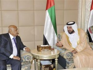 رئيس الوزراء اليمني محمود باسندوة (الى اليسار) والرئيس الاماراتي الشيخ خليفة بن زايد بن سلطان آل نهيان الذي استقبله في أبوظبي
