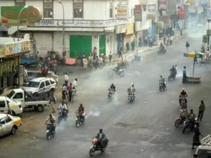 
يمنيون من انصار المعارضة يهربون على دراجات نارية اثر اشتباكات مع قوات الامن في صنعاء