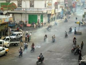 
يمنيون من انصار المعارضة يهربون على دراجات نارية اثر اشتباكات مع قوات الامن في صنعاء