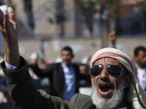 متظاهر يردد هتافات في مسيرة تطالب بمحاكمة علي عبد الله صالح في صنعاء
