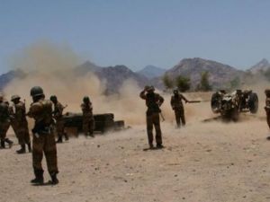جنود يمنيون يطلقون النار على مواقع لتنظيم القاعدة في محافظة ابين بجنوب البلاد 
