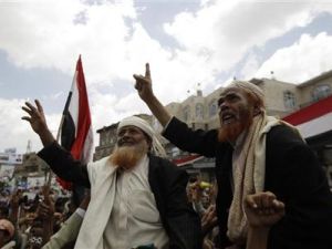 محتجون مناهضون للحكومة يرددون هتافات تطالب بتنحي اصالح في مسيرة خارج جامعة صنعاء
