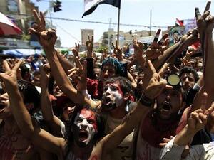 محتجون مناهضون للحكومة اليمنية في مسيرة في صنعاء