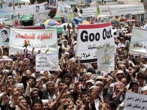 محتجون مناهضون للحكومة يطالبون برحيل الرئيس اليمني علي عبد الله صالخ في صنعا
