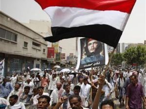 محتجون يمنيون مناهضون للحكومة في تعز بجنوب اليمن 
