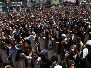 الاف المتظاهرين المناهضين للحكومة اليمنية في شوارع صنعاء.
