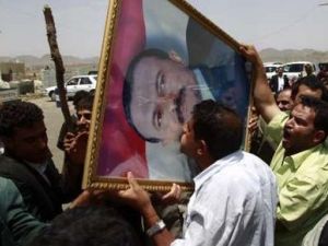 احد انصار صالح يقبل صورته في صنعاء