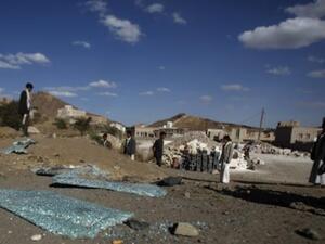 زجاج سيارة محطم في موقع اغتيال الدبلوماسي السعودي في اليمن