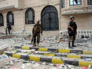 قوات يمنية تقوم بتمشيط منطقة قريبة من مبنى حكومي في صنعاء 
