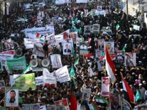 اهالى قتلى من المتظاهرين اليمنيين يريدون محاكمة صالح  